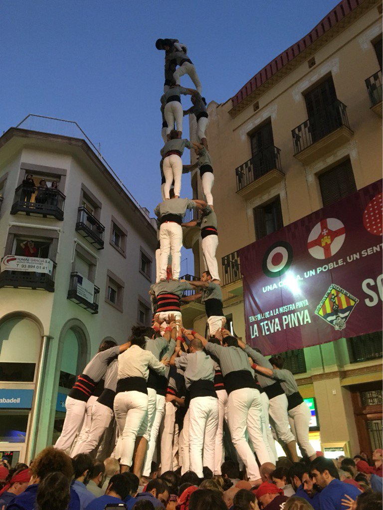 3 de 9 amb folre dels Castellers de Sants / Foto: @AjSitges